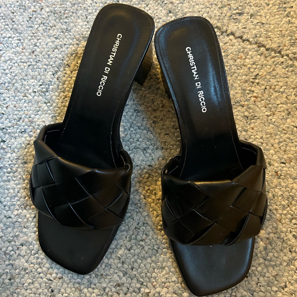 Black NWT vegan leather woven slides sz 8.5⚡️⚡️FLASH SALE⚡️⚡️